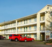 HomeTowne Studios Salem, OR Exterior