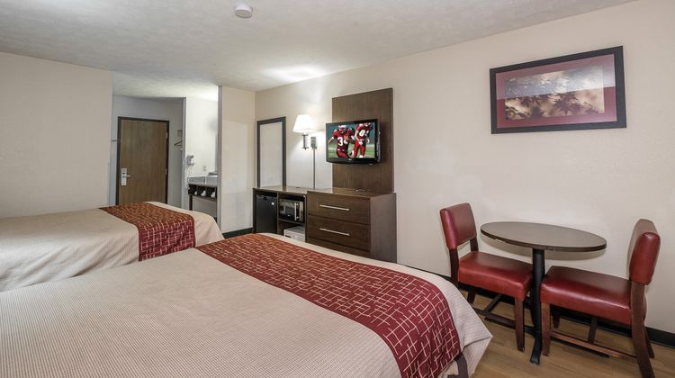 Red Roof Inn & Suites Hermitage Exterior