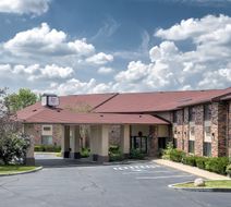 Red Roof Inn & Suites Hermitage Exterior