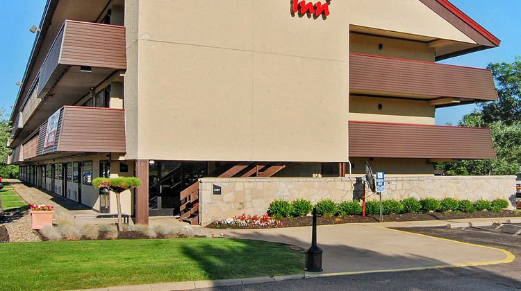 Red Roof Inn Akron Exterior