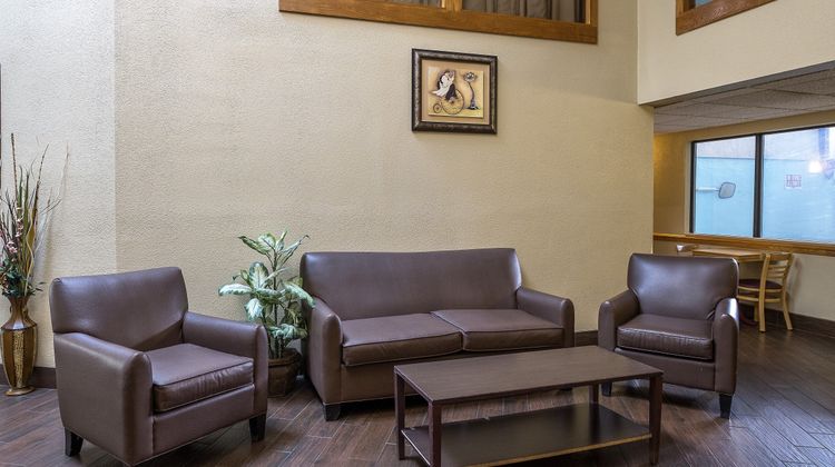 Red Roof Inn & Suites Hermitage Lobby