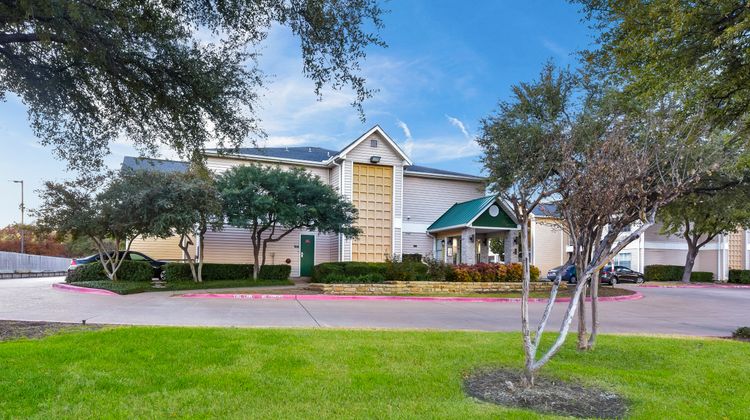 Hometowne Studios Dallas North Addison Exterior