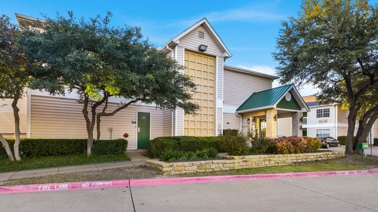 Hometowne Studios Dallas North Addison Exterior