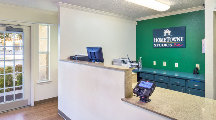 Hometowne Studios Dallas North Addison Lobby