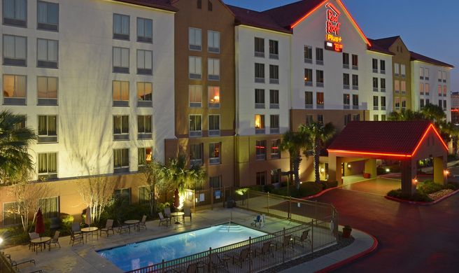 Red Roof PLUS+ San Antonio Downtown Exterior
