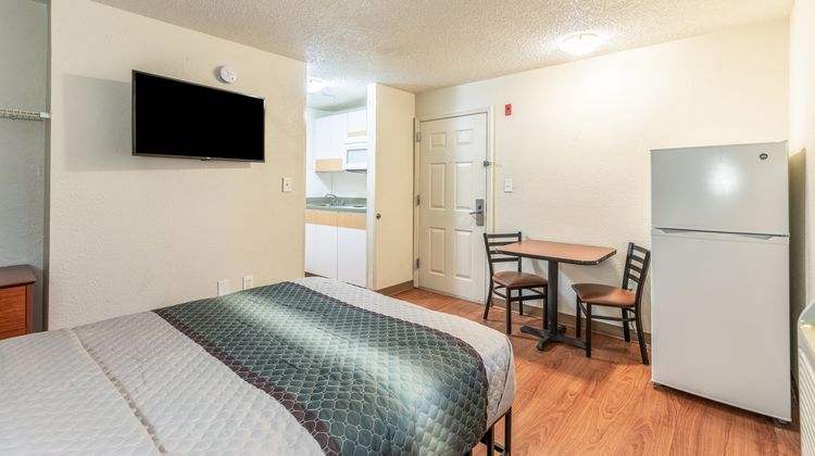 HomeTowne Studios Orlando - Casselberry Room