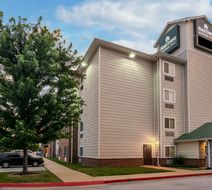 HomeTowne Studios & Suites Bentonville Exterior