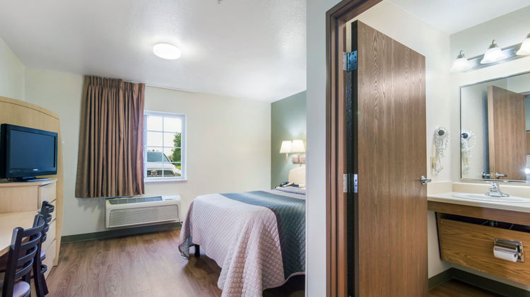 HomeTowne Studios & Suites Bentonville Room
