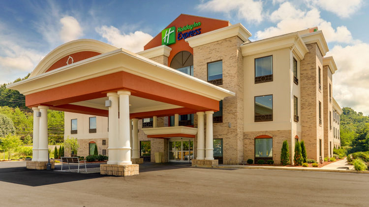 Holiday Inn Express & Suites Exterior