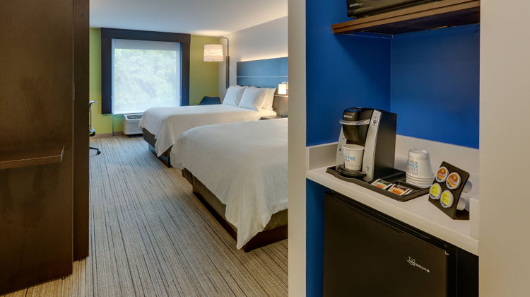 Holiday Inn Express & Suites Room