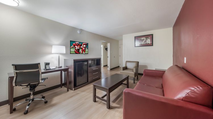 Red Roof Inn & Suites Denton Suite