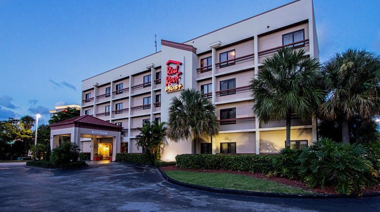 Red Roof PLUS+ Miami Airport Exterior