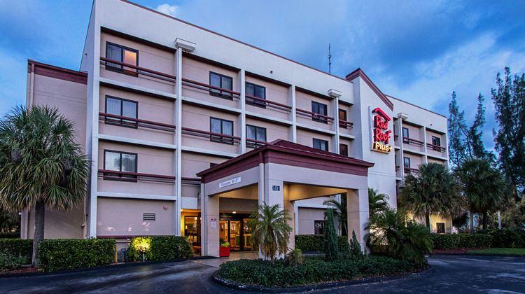 Red Roof PLUS+ Miami Airport Exterior