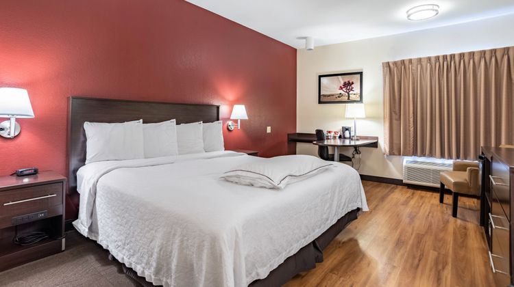 Red Roof PLUS+ Austin South – Airport Room
