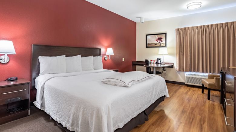 <b>Red Roof PLUS+ Austin South – Airport Room</b>. Images powered by <a href="https://www.leonardoworldwide.com/" title="Leonardo Worldwide" target="_blank">Leonardo</a>.