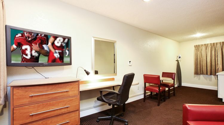 Red Roof Inn Santa Ana Suite