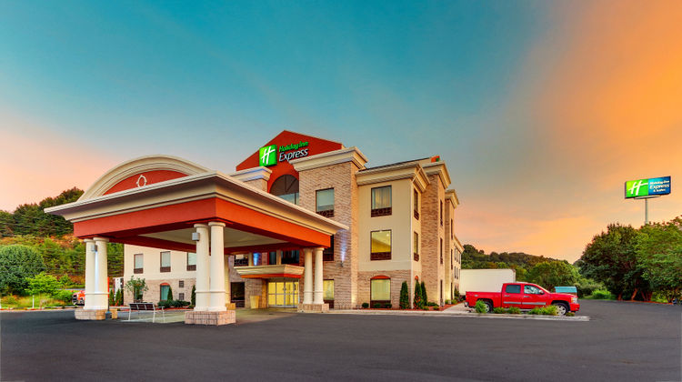 Holiday Inn Express & Suites Exterior