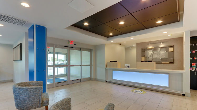 Holiday Inn Express & Suites Lobby