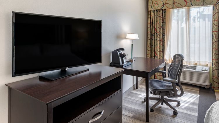 Holiday Inn Express & Suites Cincinnati Room