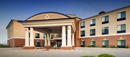 Holiday Inn Express Hotel & Suites Peru Exterior