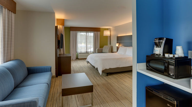 Holiday Inn Express & Suites Suite