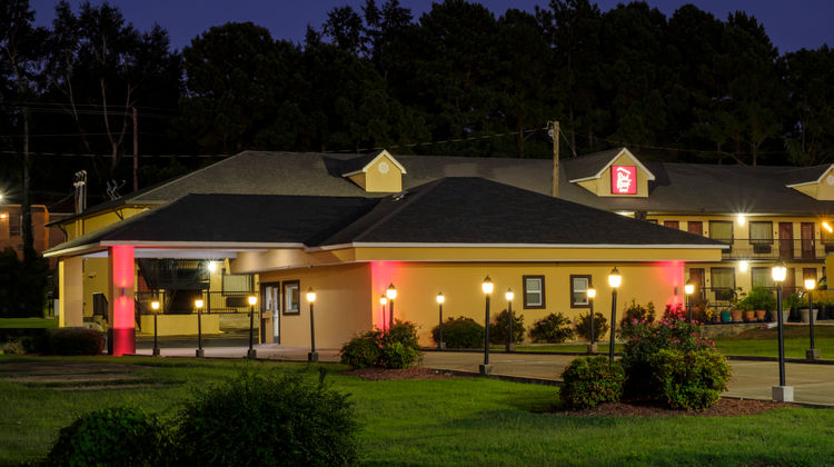 Red Roof Inn Columbus, MS Exterior