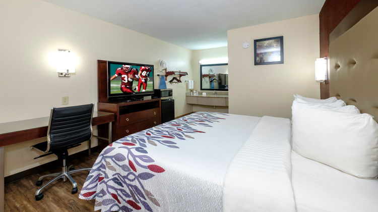 Red Roof Inn Columbus, MS Room