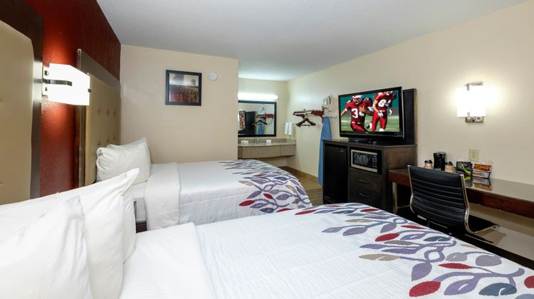 Red Roof Inn Columbus, MS Room