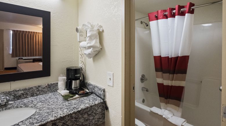 <b>Red Roof Inn Oklahoma Airport – I-40 Room</b>. Images powered by <a href="https://www.leonardoworldwide.com/" title="Leonardo Worldwide" target="_blank">Leonardo</a>.