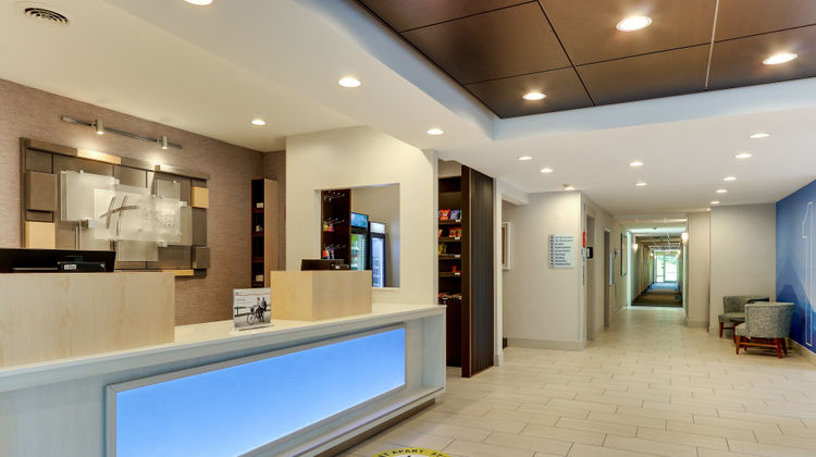 Holiday Inn Express & Suites Lobby