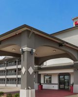 Red Roof PLUS+ Galveston - Beachfront
