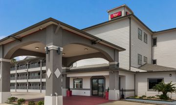 Red Roof PLUS+ Galveston - Beachfront