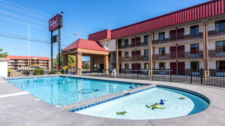 Red Roof Inn & Suites Pigeon Forge Pkwy Pool