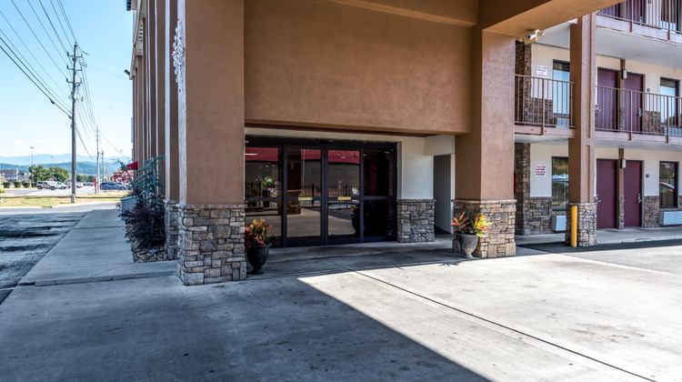 Red Roof Inn & Suites Pigeon Forge Pkwy Exterior