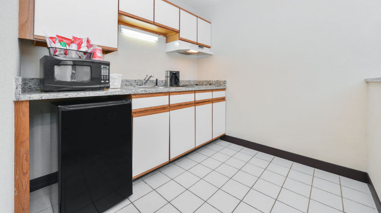 <b>Red Roof PLUS+ & Suites Guilford Suite</b>. Images powered by <a href="https://www.leonardoworldwide.com/" title="Leonardo Worldwide" target="_blank">Leonardo</a>.