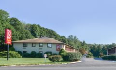 Red Roof PLUS+ & Suites Guilford
