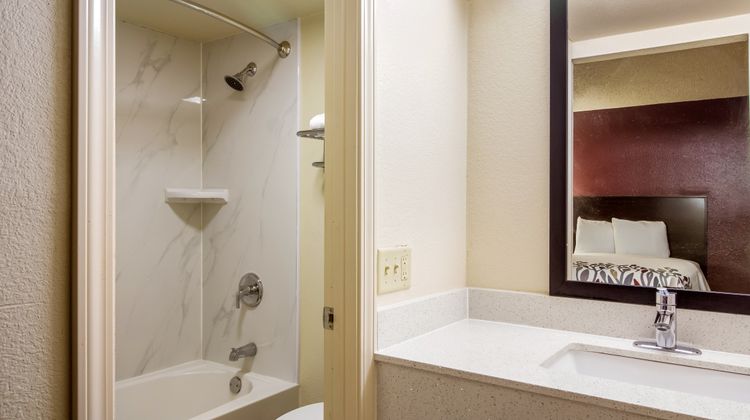 Red Roof Inn Houston East - I-10 Room