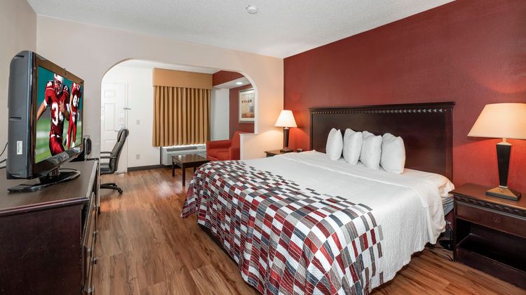Red Roof Inn & Suites Oxford Suite
