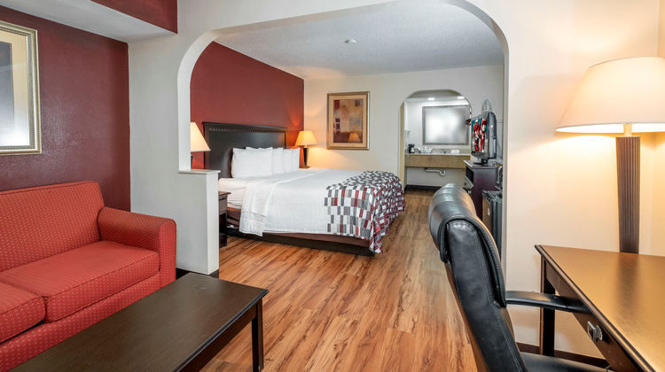 Red Roof Inn & Suites Oxford Suite