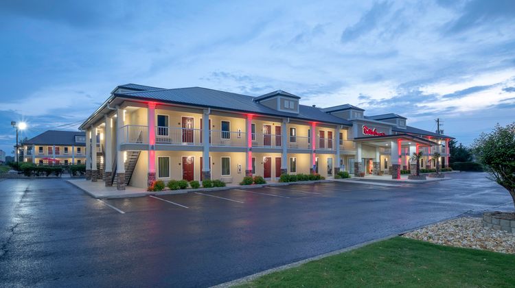 Red Roof Inn & Suites Calhoun Exterior