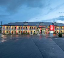 Red Roof Inn & Suites Calhoun Exterior