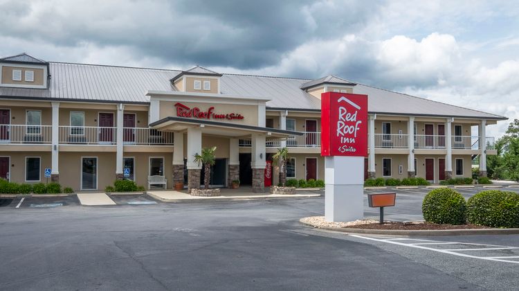 Red Roof Inn & Suites Calhoun Exterior