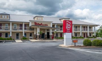Red Roof Inn & Suites Calhoun