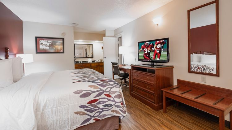 Red Roof Inn & Suites Calhoun Suite