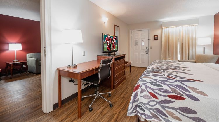 Red Roof Inn & Suites Calhoun Suite