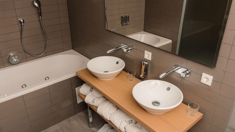 <b>Amadi Panorama Hotel Room</b>. Images powered by <a href="https://www.leonardoworldwide.com/" title="Leonardo Worldwide" target="_blank">Leonardo</a>.