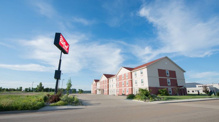 Red Roof Inn & Suites Dickinson Exterior