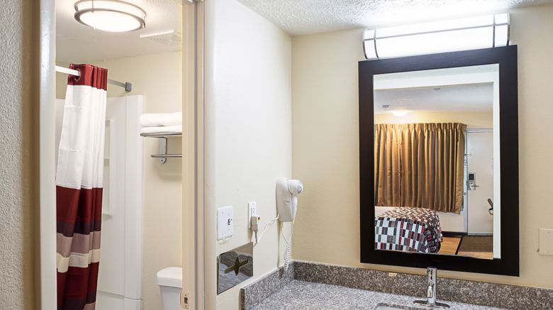 <b>Red Roof Inn Indianapolis East Room</b>. Images powered by <a href="https://www.leonardoworldwide.com/" title="Leonardo Worldwide" target="_blank">Leonardo</a>.