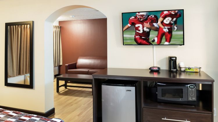 Red Roof Inn Indianapolis East Suite