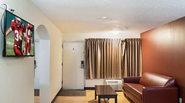 Red Roof Inn Indianapolis East Suite